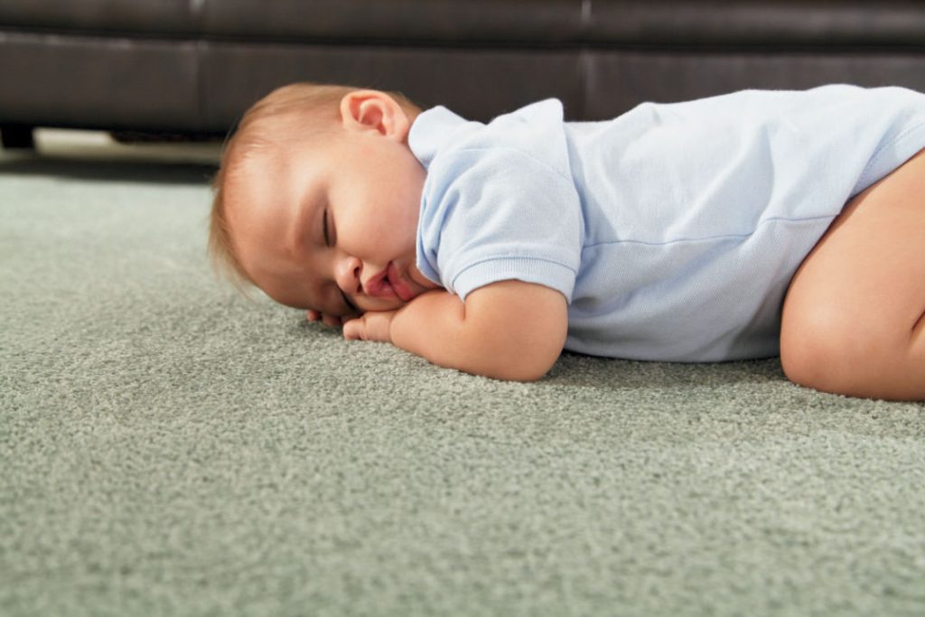 Ребенок на ковре под теплым полом
