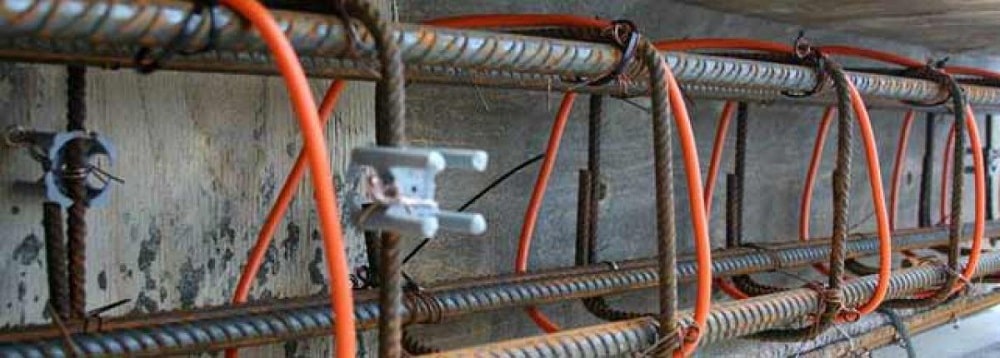 Обвязка арматуры кабелем для прогрева бетона